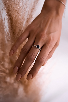 Серебряное узкое кольцо "Black" с ониксом