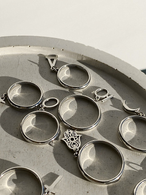 Серебряное кольцо «воплощение» с подвеской «Ю»