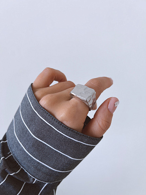 Серебряное кольцо прямоугольная грань большое